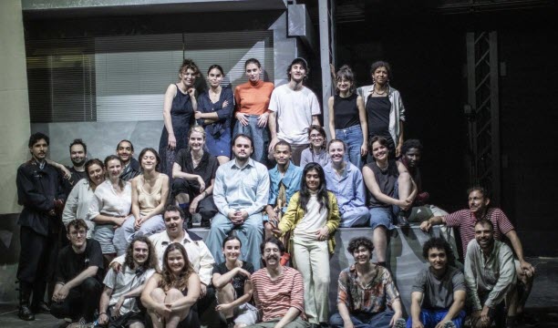 Le Groupe 48 de l’école du TNS a créé Une ville avec la metteure en scène, Noëmie Ksicova. A revoir au TNS, du 20 au 26 novembre.   Photo Jean-Louis Fernandez
