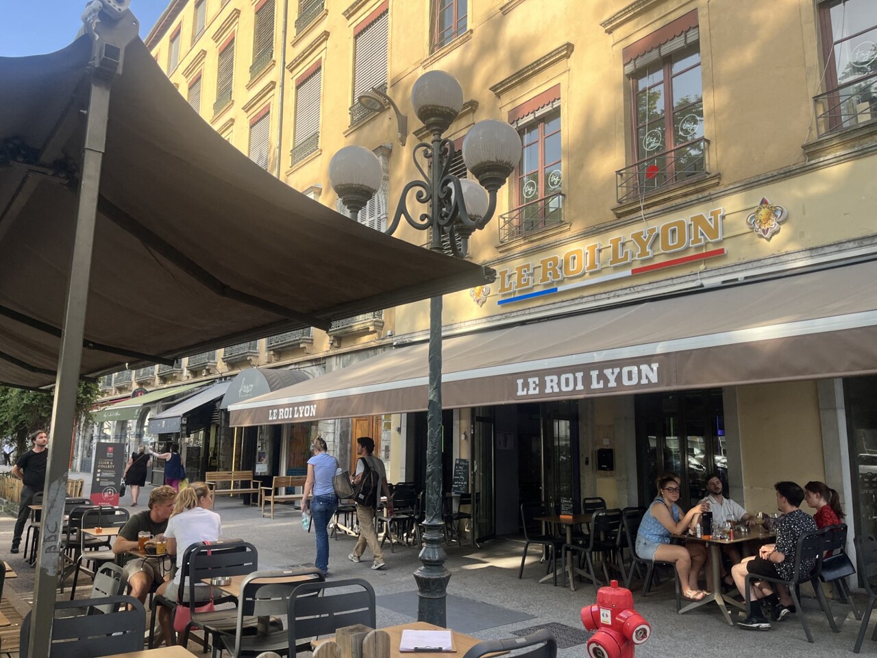 Lyon. Cet énorme bar sportif qui se transforme en club le soir ouvre sur les quais de Saône