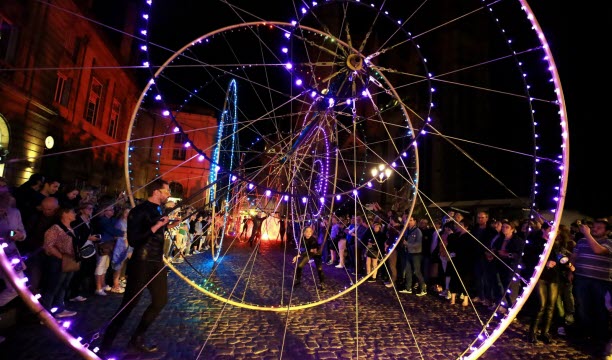Le spectacle Color Wheels LED Generation lors du festival Hop Hop Hop. Photo RL/Maury GOLINI