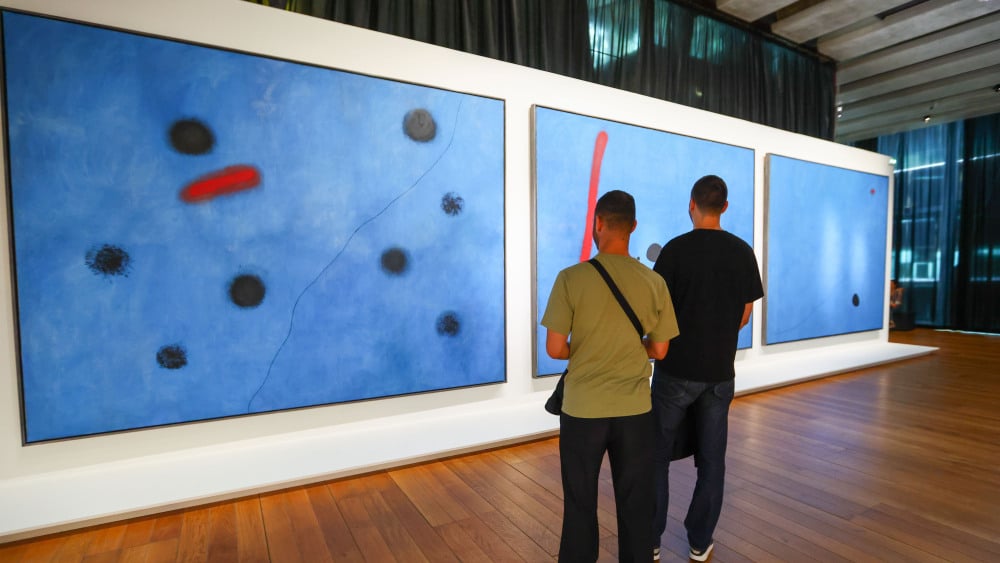 Les yeux dans les "Bleus" de Miró au Mucem jusqu’au 10 novembre 2025