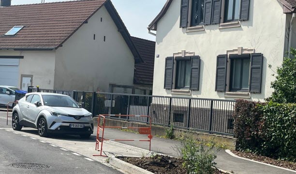 Les arbres plantés ont déjà disparu. À l’issue des travaux "complémentaires" programmés rue Mélanie, les places de stationnement auront elles aussi disparu… Mais le double sens de circulation sera restauré.   Photo Valerie Walch