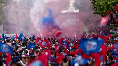 Les Champs-Élysées tout de bleu et rouge vêtus.  - Thibaud MORITZ / AFP