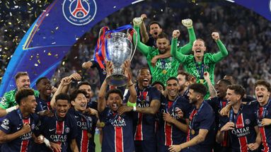 Les joueurs du PSG avec le trophée de la Ligue des champions