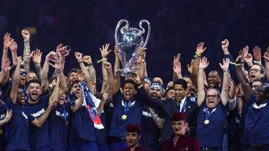 Les Parisiens soulèvent leur trophée devant leur public du Parc des Princes.  - FRANCK FIFE / AFP