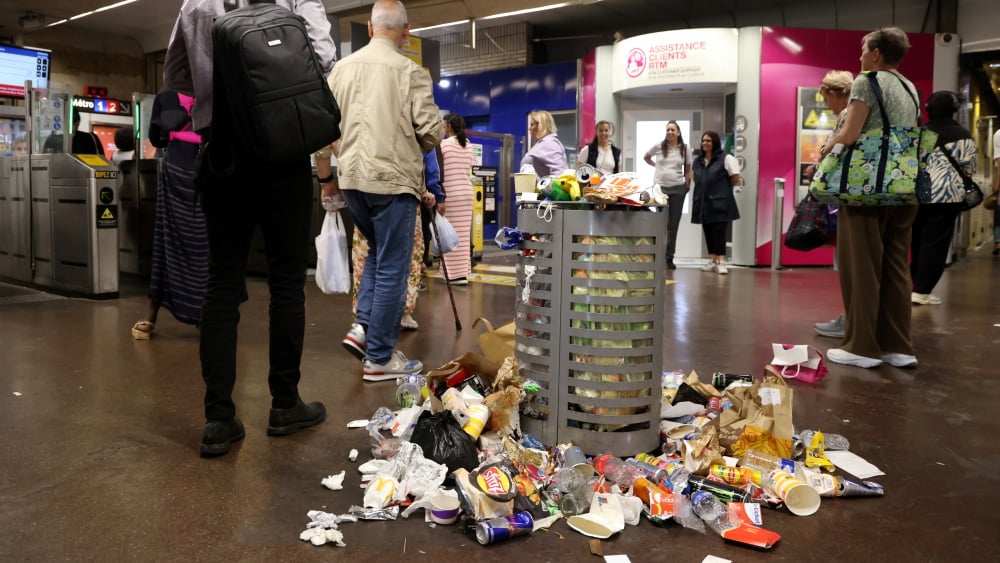 Poubelles qui débordent et ligne 2 à l'arrêt, le grand cirque du métro marseillais