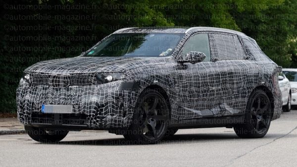  Les premières images de prototypes camouflés révèlent des poignées de porte aérodynamiques et une calandre reprenant le style audacieux du concept Neue Klasse X. 