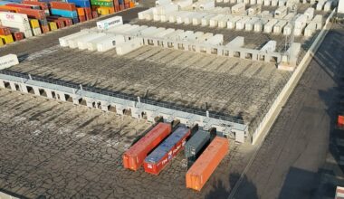 les dockers bloquent des tubes de canon au port de Marseille-Fos