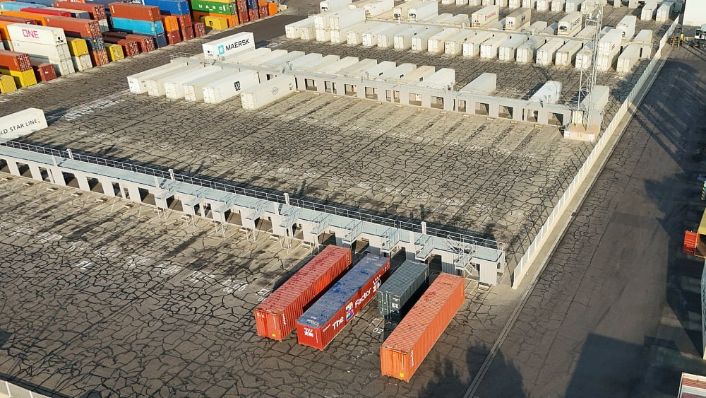 les dockers bloquent des tubes de canon au port de Marseille-Fos