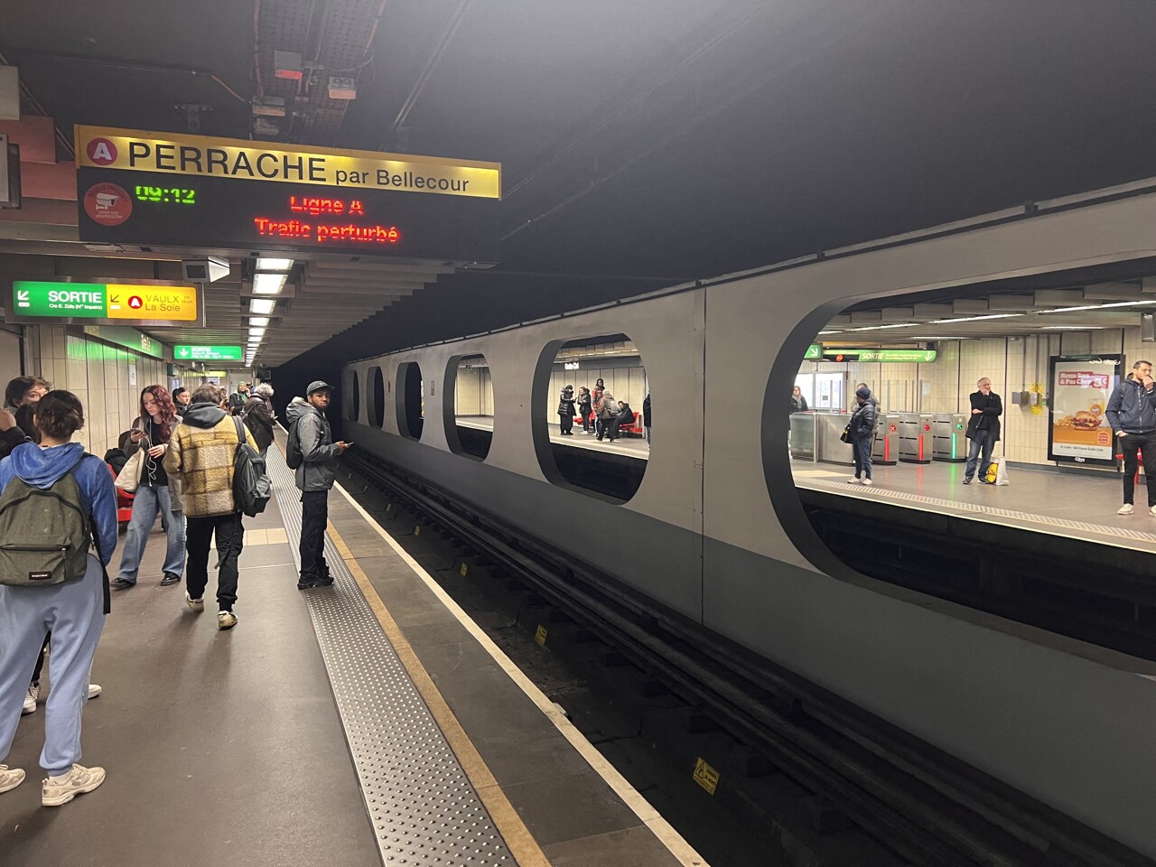 TCL à Lyon. Une ligne de métro totalement arrêtée, une perturbation majeure en cours