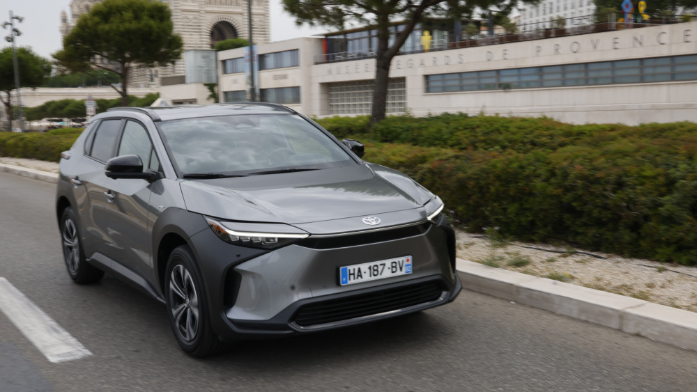 on a testé la première voiture électrique de Toyota autour de Marseille
