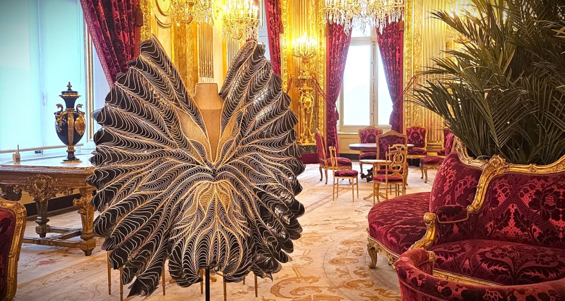 Paris : la haute couture met en lumière les arts décoratifs au musée du Louvre