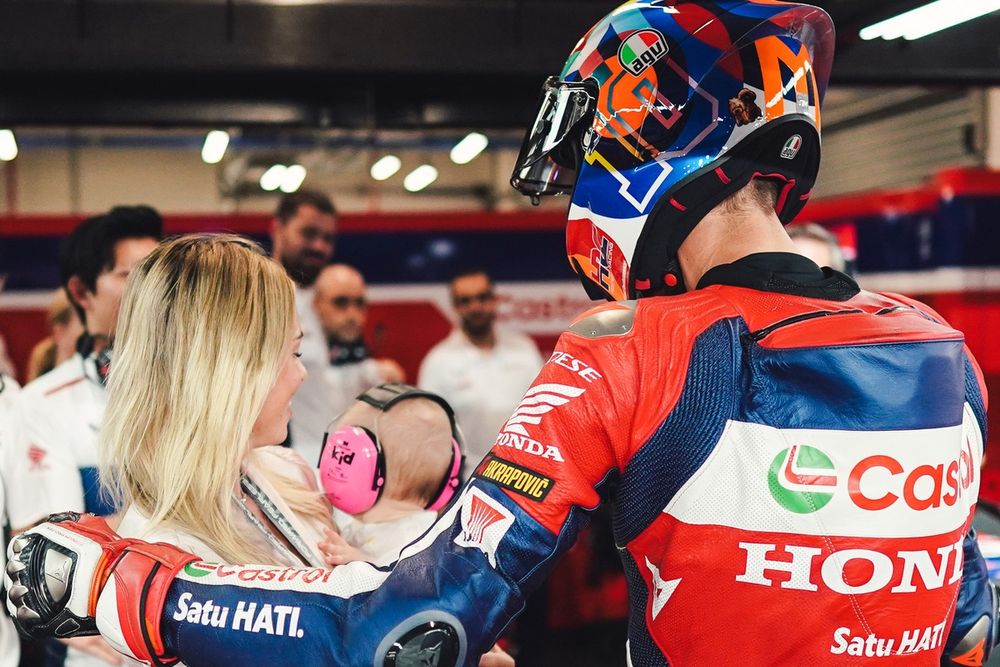 Luca Marini avec sa femme Marta et leur fille Angelina, née au mois d'octobre.