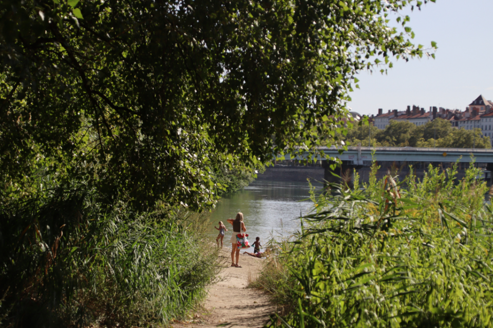 Après les aménagements des quais qui ont supprimé la plupart des plages à Lyon, il en reste tout de même un certain nombre le long du Rhône.