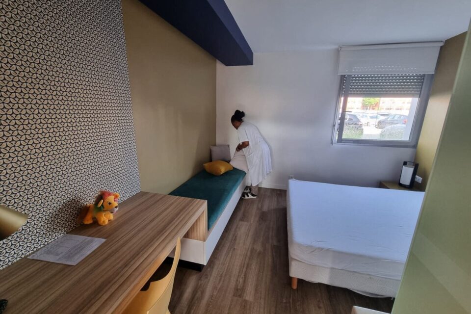 Les familles peuvent bénéficier de chambres individuelles, avec salle de bain privative.