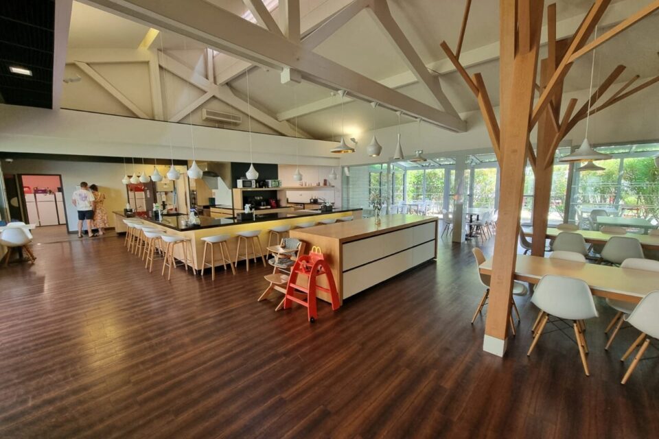 Une immense salle commune avec une grande cuisine permet aux parents de préparer leurs repas.