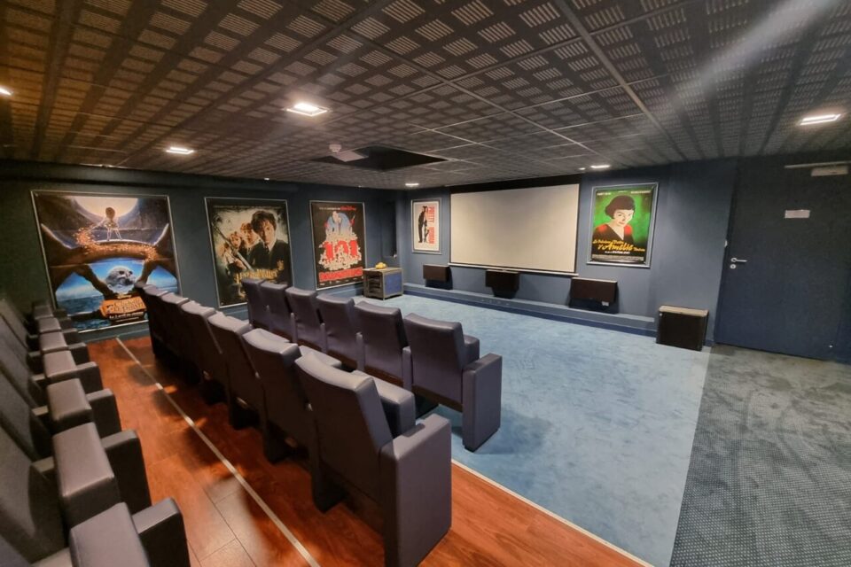 Une salle de cinéma est installée au sous-sol de la maison des parents.