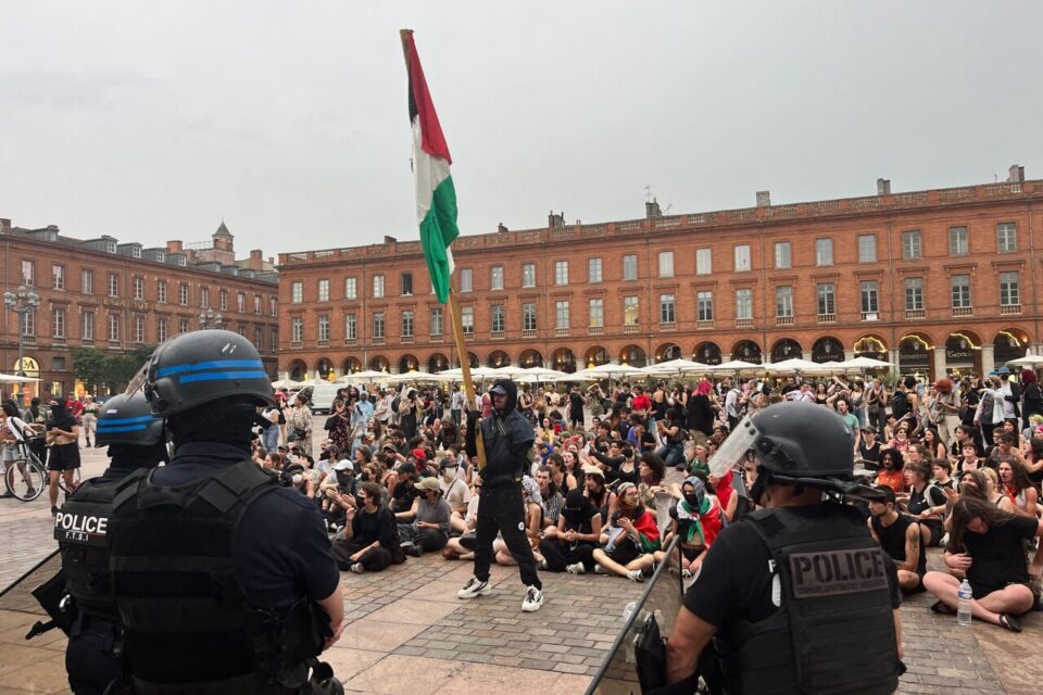 Les manifestants mobilisés face aux policiers à Toulouse ce mercredi soir.