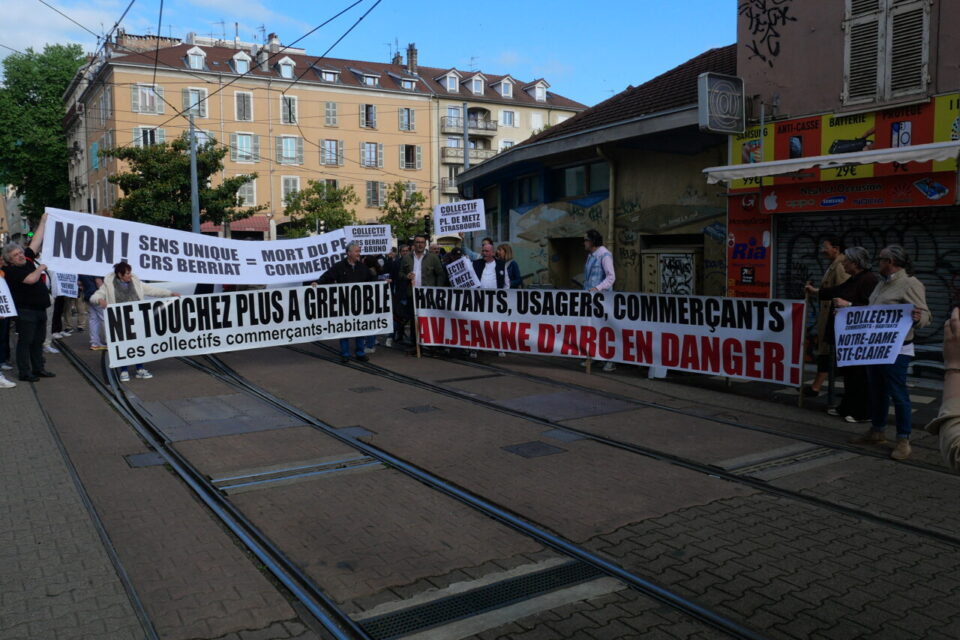 Ils l'avaient annoncé, ils ont tenu parole. Quatre collectifs d'habitants et commerçants de Grenoble ont mené leur première action surprise, mardi 13 mai, pour manifester leur colère envers la Ville, accusée de ne pas les écouter concernant les projets d'aménagement de leurs quartiers.