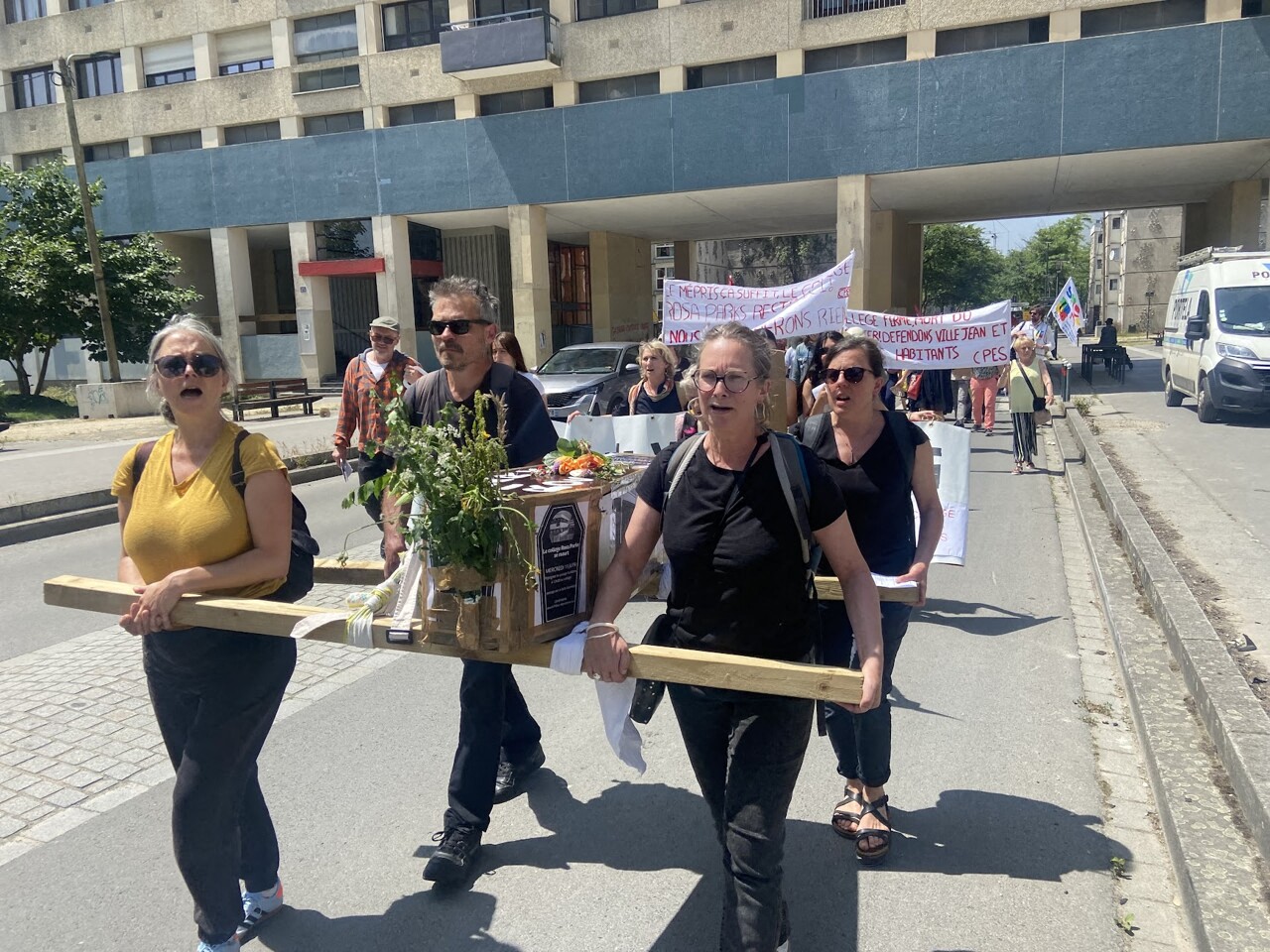 à Villejean, profs et parents manifestent contre la fermeture de leur établissement