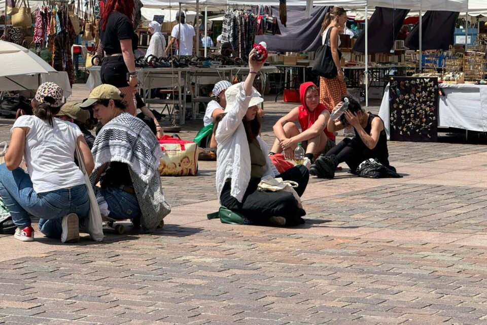 En soutien à Gaza, ils occupent la place du Capitole.