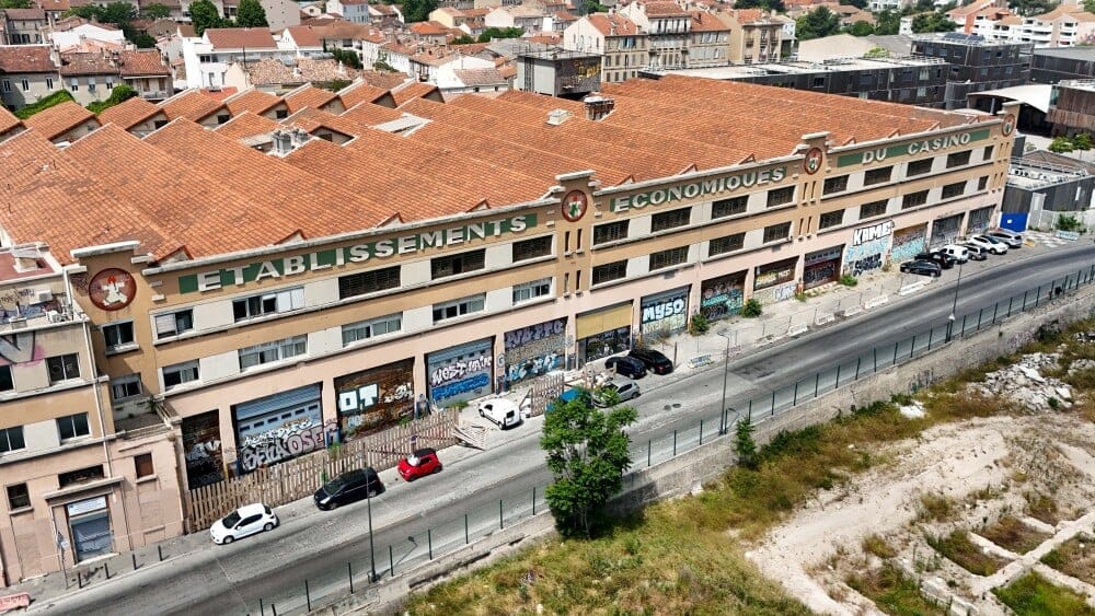 Plus de 200 à 300 vendeurs auraient pu être accueillis dans ces 3 500 m².