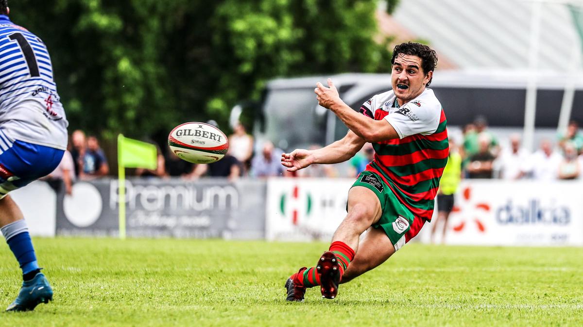 Le trois-quarts centre Maxime Belloc, lors de la finale du championnat de France de rugby de Régionale 1 contre Vic-en-Bigorre, le 25 juin 2023 à Oloron.