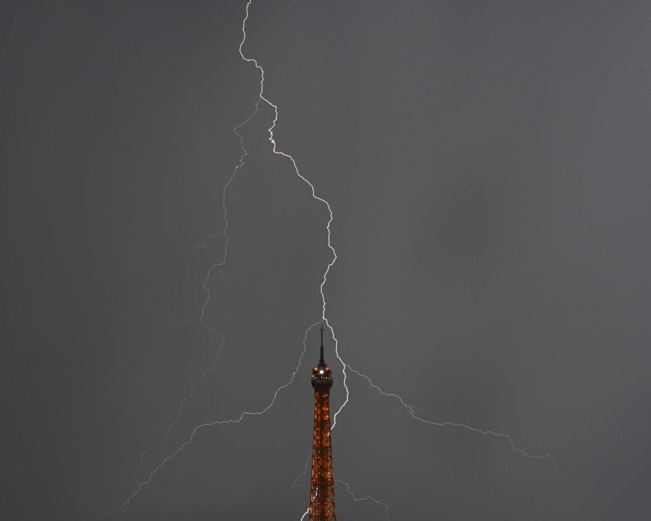VIDÉO. Arbres arrachés, métro inondé... Un orage dantesque s'abat sur Paris, les dégâts déjà nombreux