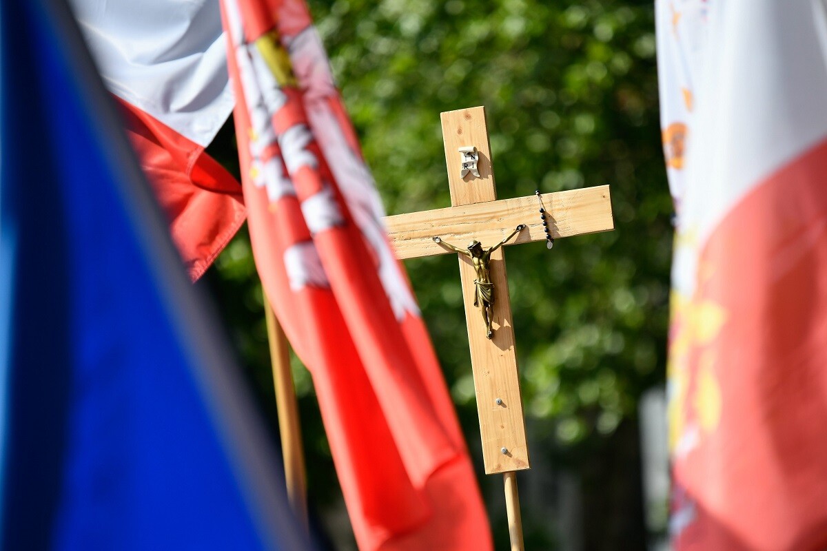 l'immense pèlerinage de jeunes traditionalistes est parti de Paris vers Chartres