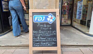 pour attirer les clients, ce bureau de tabac affiche un menu du jour