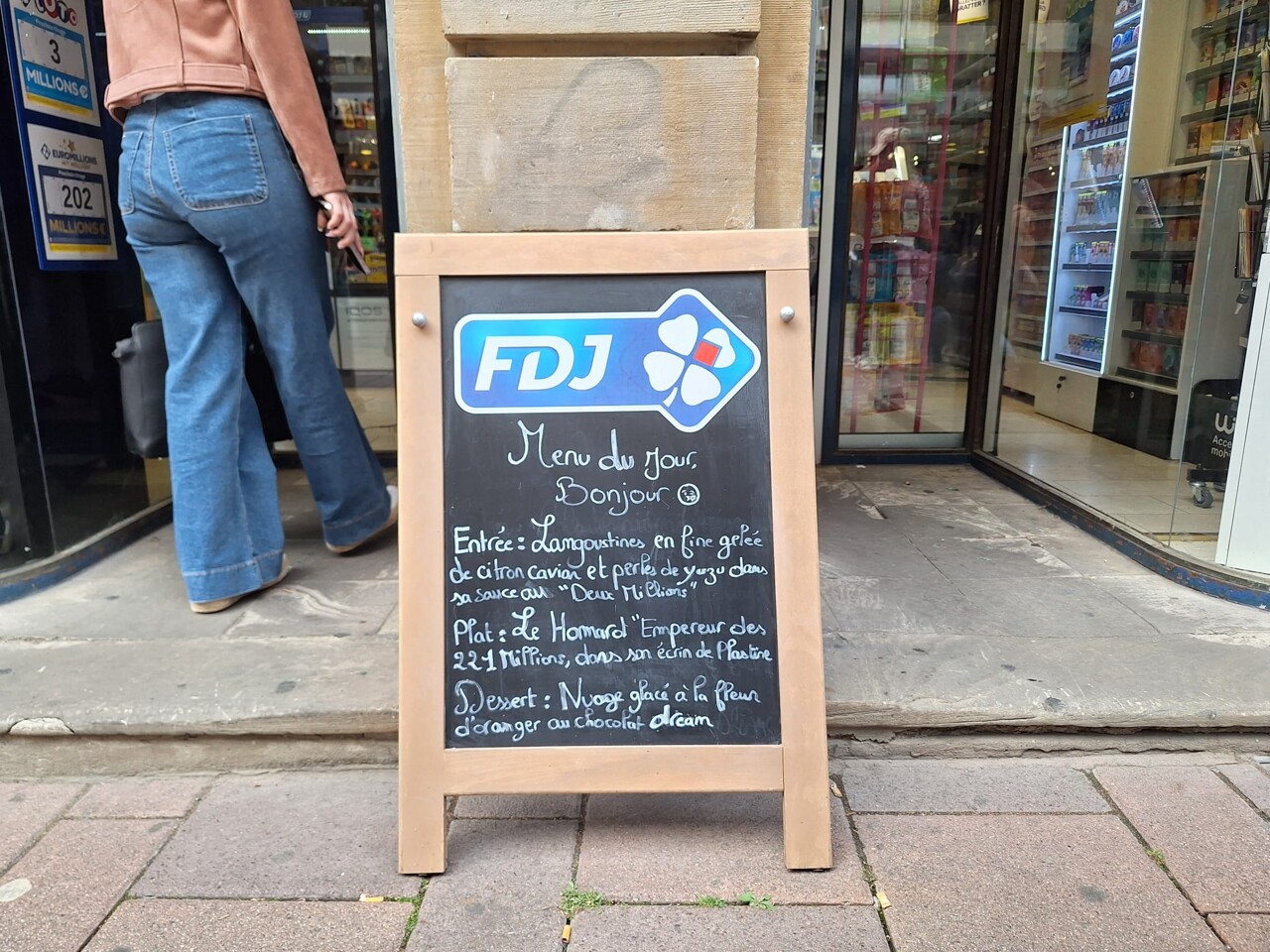 pour attirer les clients, ce bureau de tabac affiche un menu du jour