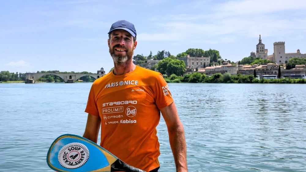 Il surfe de Paris à Nice… en passant par Avignon, pour lutter contre la pollution plastique