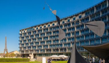 Le siège de l’UNESCO, à Paris, devant lequel se tient l’œuvre “Spirale” d’Alexander Calder