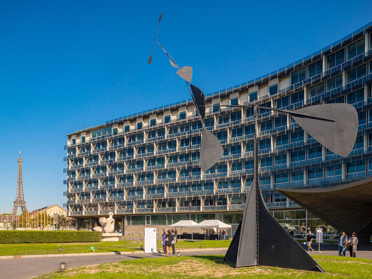 Le siège de l’UNESCO, à Paris, devant lequel se tient l’œuvre “Spirale” d’Alexander Calder