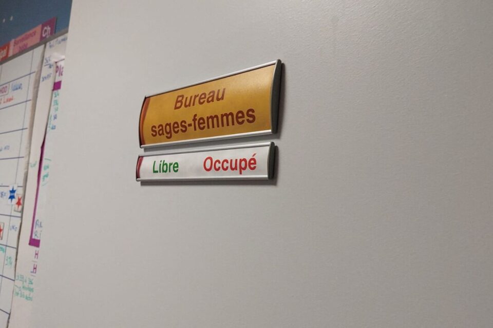 La maternité du CHU de Nantes est de niveau 3, c'est-à-dire qu'elle possède un service de réanimation néonatale.