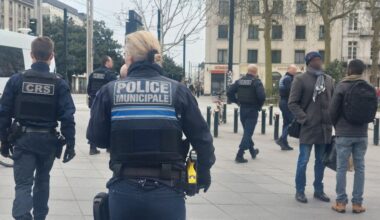 sur le point de donner de l'argent, elle se fait voler le contenu de son sac