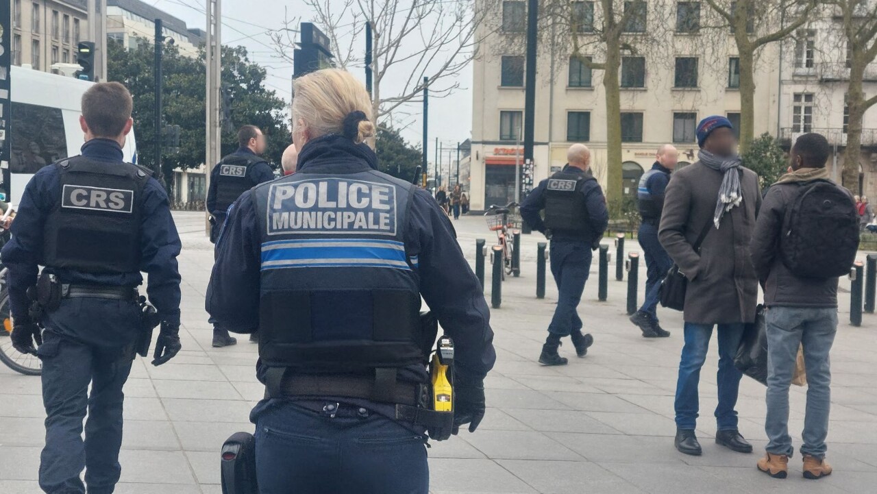 sur le point de donner de l'argent, elle se fait voler le contenu de son sac