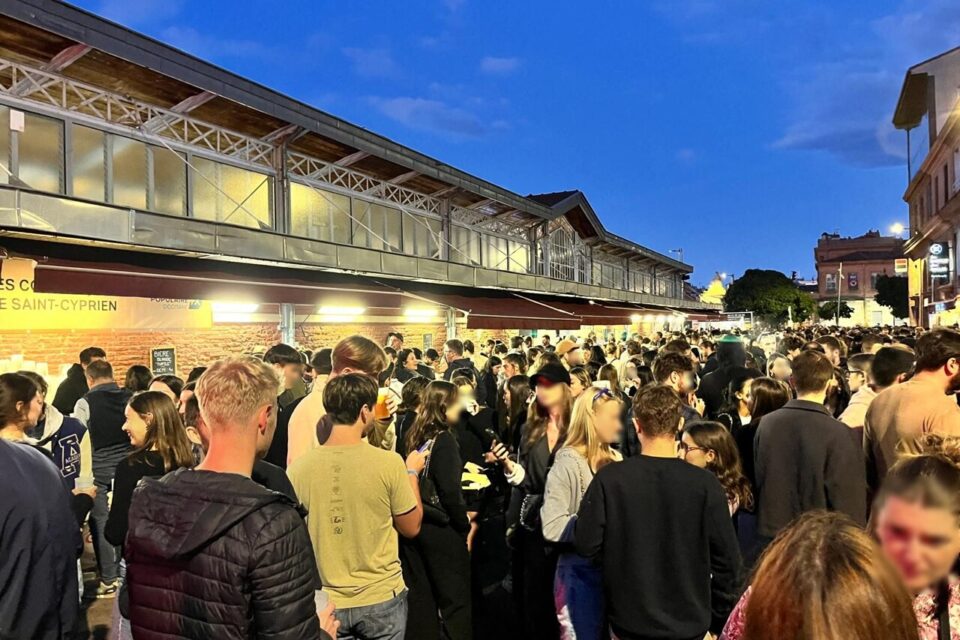 Pour éviter l'inconfort de la masse, les Nocturnes du marché Saint-Cyprien sont réduite à une jauge de 3 000 personnes. C'est la plus petite de Toulouse.