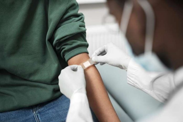 nouveau traitement préventif injectable semestriel contre vih Ma Santé Une femme malade du VIH qui se fait injecter Yeztugo.