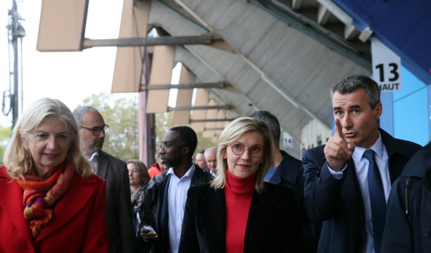 Octobre 2023 : c'est l'heure de poser la première pierre pour lancer le chantier de rénovaton et d'agrandissement du stade de la Meinau. En présence de la ministre de la Transition énergétique, Agnès Pannier-Runacher, et du président du Racing Marc Keller. Photo Laurent Rea
