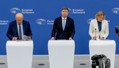 Les commissaires européens Andrius Kubilius (à gauche), Valdis Dombrovskis (au centre) et Henna Virkkunen (à droite) ont présenté l