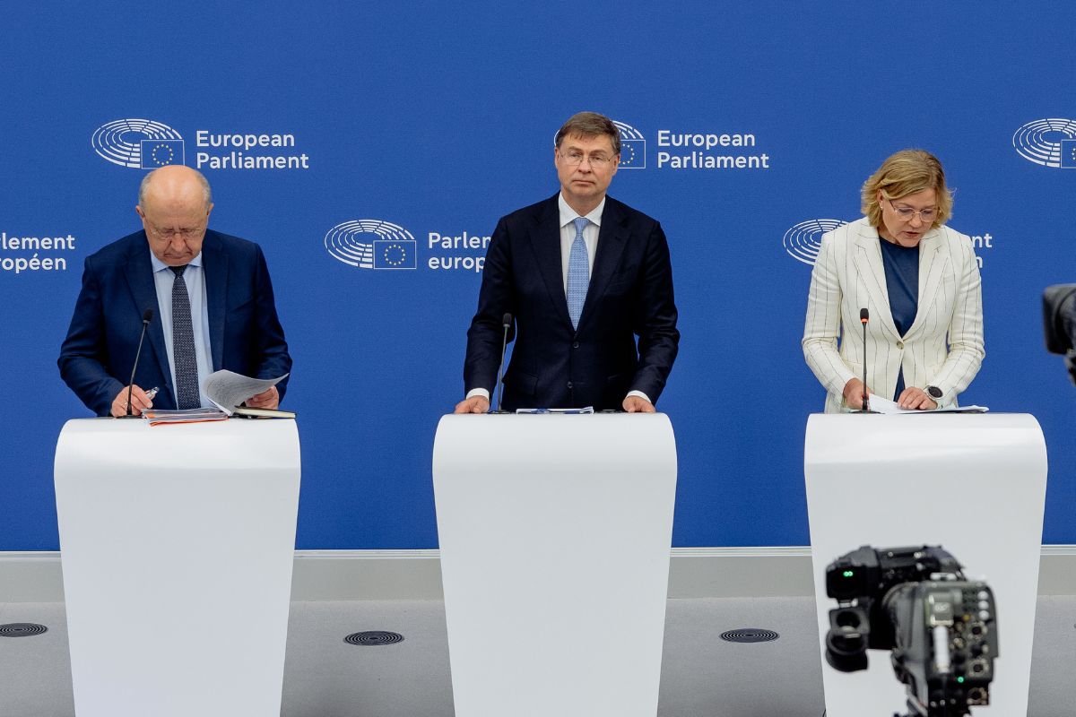 Les commissaires européens Andrius Kubilius (à gauche), Valdis Dombrovskis (au centre) et Henna Virkkunen (à droite) ont présenté l