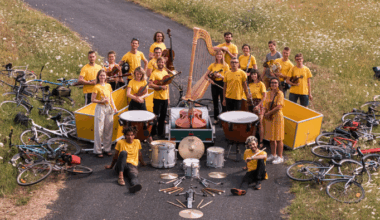 Paris-Roubaix : arrivée d’un orchestre symphonique… à vélo !