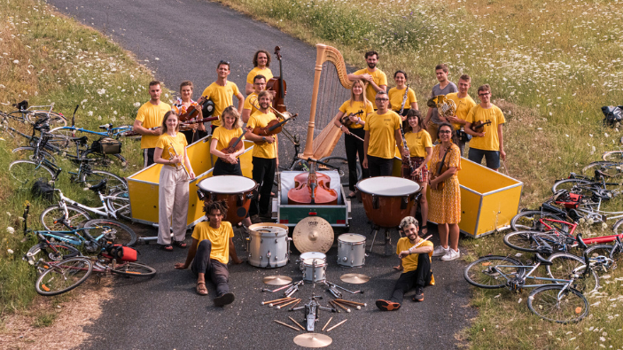 Paris-Roubaix : arrivée d’un orchestre symphonique… à vélo !