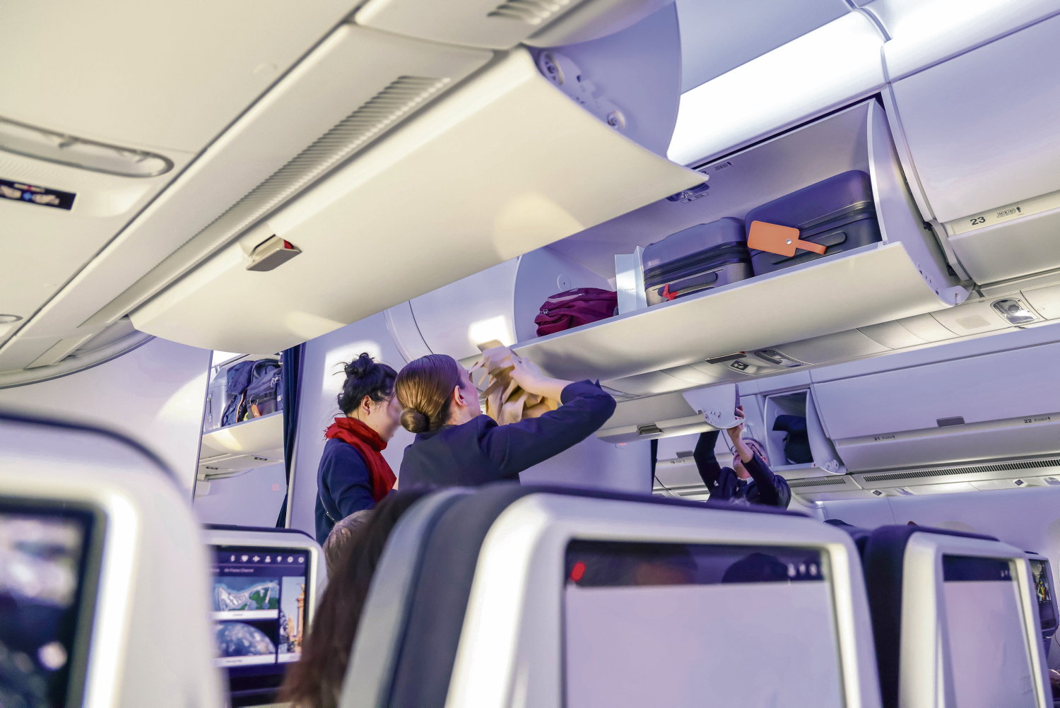 « Il s’approche de moi, pose son doigt sur mon sein » : chez Air France, la culture d’entreprise machiste en pilote automatique