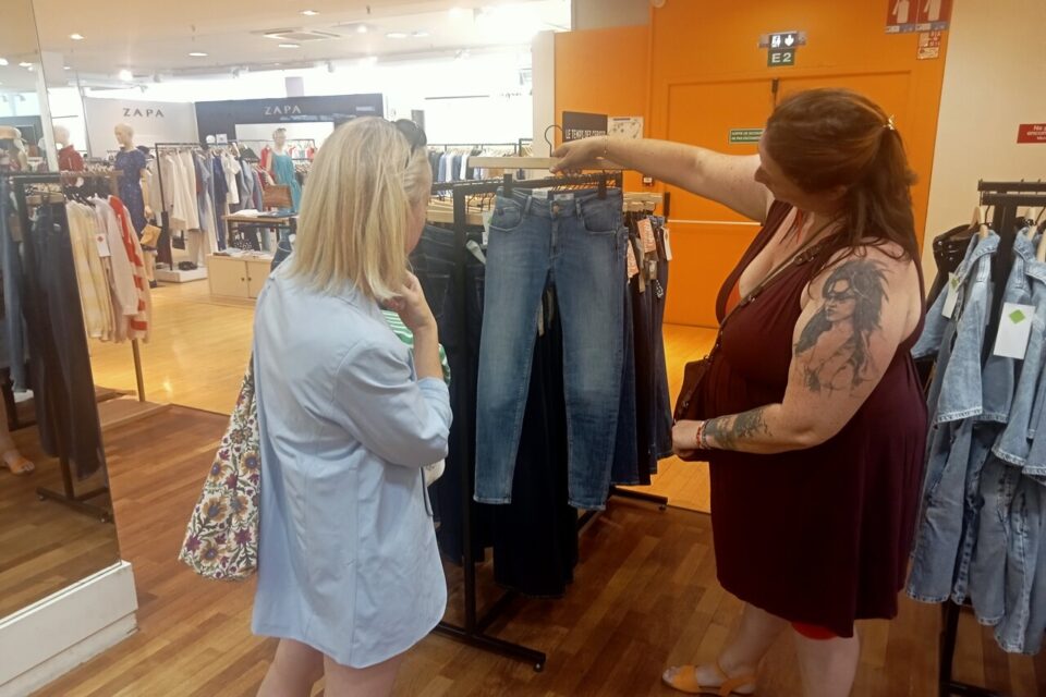 Charlotte conseille Camille et lui propose certains vêtements qui pourraient lui convenir.
