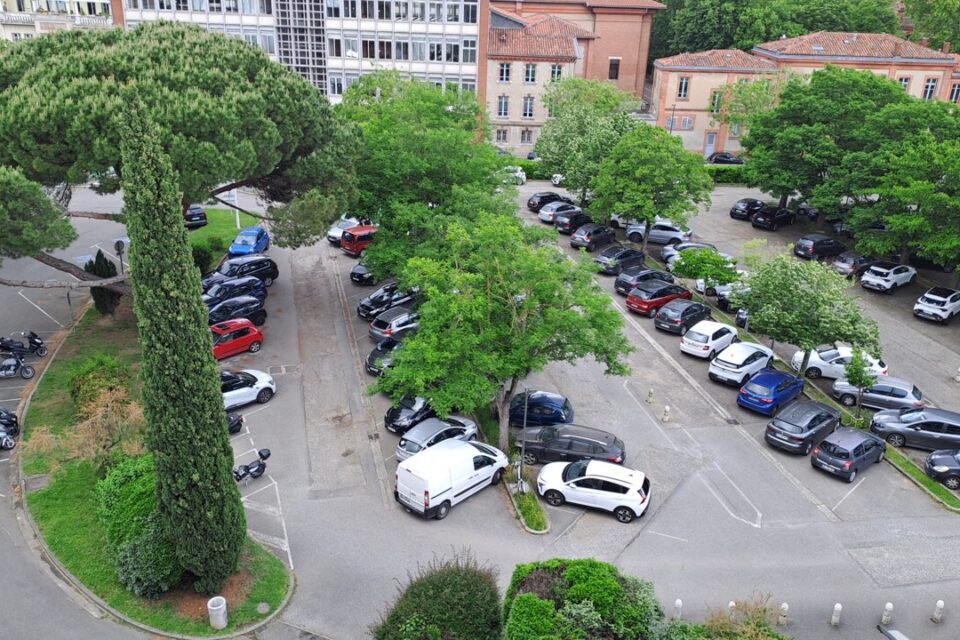 Vue d’une partie du parking Arsenal avant sa désimperméabilisation.