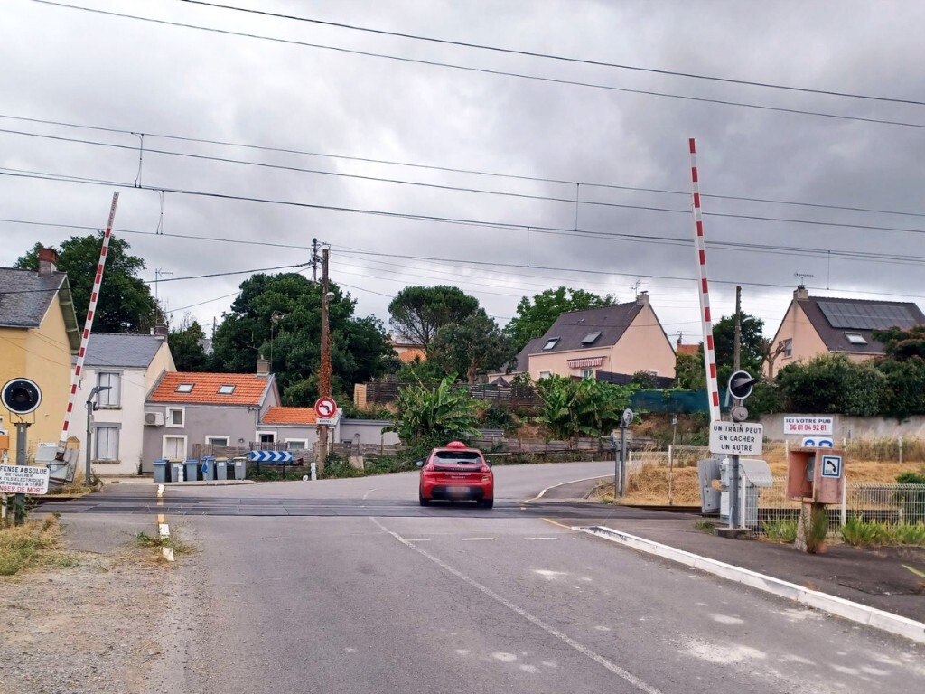 hors-service après un incendie, ce passage à niveau a été réparé