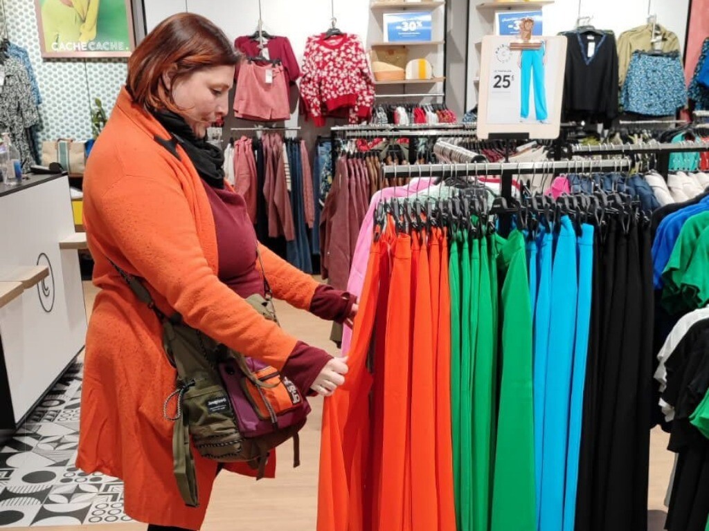 personal shopper à Nantes, Charlotte aide les gens à choisir leurs vêtements