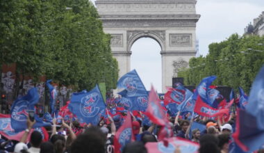 En direct Football. Les héros du PSG remonte les Champs-Élysées devant leurs supporters