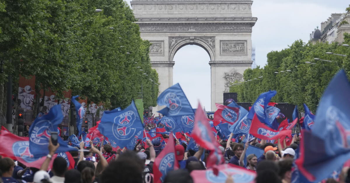 En direct Football. Les héros du PSG remonte les Champs-Élysées devant leurs supporters